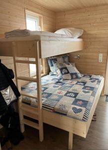 a bunk bed in a log cabin with a bed sqor at Blue Pearl in Egernsund