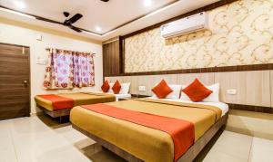 Voodi või voodid majutusasutuse Hotel Neem Tree Hyderabad Airport toas
