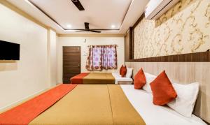 Voodi või voodid majutusasutuse Hotel Neem Tree Hyderabad Airport toas