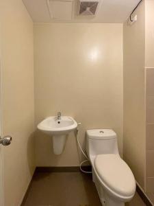 een badkamer met toilet en wastafel bij * *I2 Sleek City Haven in Iloilo City