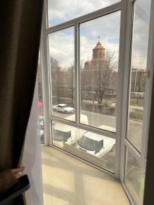 une fenêtre avec vue sur un bâtiment dans l'établissement Mtour Apartment, à Gyumri