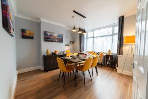 comedor y sala de estar con mesa y sillas en Modern 3-bed, Garden, Fast WiFi, Family, Contractors, en Birmingham