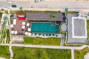 una vista aérea de un patio con piscina en Ivory Villas Hòa Bình, en Hòa Bình