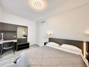 1 dormitorio con 1 cama grande y escritorio en La Corte di Nonna Ada, en Pianillo