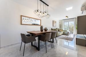 a dining room and living room with a table and chairs at Oasis Mijas Centro in Mijas