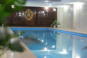 Bazén v ubytování Plaza Hotel Bishkek nebo v jeho okolí