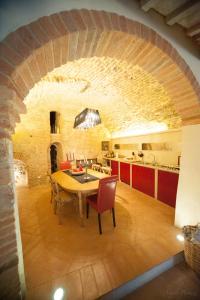 a kitchen and dining room with a brick wall at La Macina in Cetona