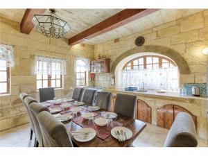 une grande salle à manger avec une grande table et des chaises dans l'établissement Authentic 4 Br Gozitan Farmhouse with Private Pool by 360 Estates, à L-Għarb