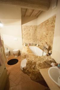 a bathroom with a tub and a toilet and a sink at La Macina in Cetona