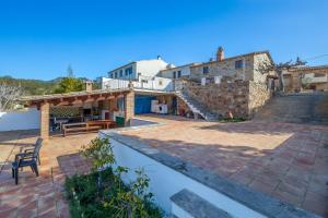 een uitzicht op een huis met een patio bij Can Tarana in Santa Cristina d'Aro