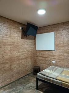 Zimmer mit einem weißen Bildschirm an der Wand in der Unterkunft Berić Rooms Hostel in Šabac