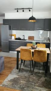 Kuchyň nebo kuchyňský kout v ubytování JR Lux apartman