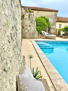 einem Pool vor einem Haus mit in der Unterkunft Maison d'Amis in Salles-Lavalette