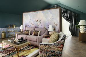 una sala de estar con un sofá púrpura y una pintura en Charlton Hall at Charlton Hall Estate, en North Charlton