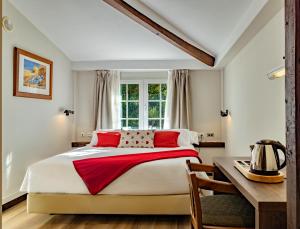 Postel nebo postele na pokoji v ubytování Hotel Cortijo Landete + 35 fotografií