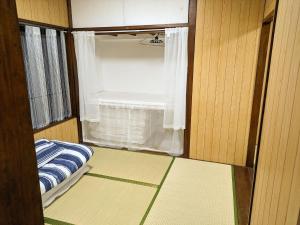 うるま市にあるnalu okinawa - Vacation STAY 00877vの窓とカーテン付きの小さなお部屋です。