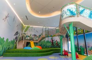 uma área de recreação infantil com escorrega num edifício em TTC Van Phong Bay Resort em Ninh Hòa