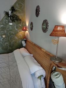 een slaapkamer met een bed en een tafel met een lamp bij Nix Nax Kalamata in Kalamata