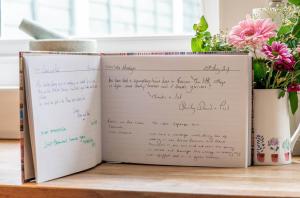 pamiętnik na stole obok kwiatów w obiekcie Central Brecon, Pretty Victorian Cottage w mieście Brecon
