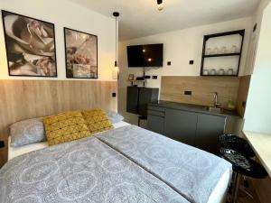 Postel nebo postele na pokoji v ubytování Apartmani Audacia Crikvenica
