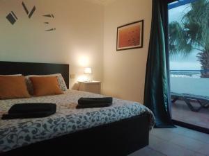 Villa Pura Vida في بلايا بلانكا: غرفة نوم مع سرير وإطلالة على المحيط