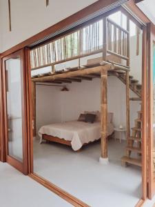 - une chambre avec des lits superposés et une porte en verre dans l'établissement Casa Perezoso-Private pool- 800m from the beach., à Uvita