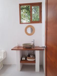 La salle de bains est pourvue d'un comptoir avec lavabo et d'une fenêtre. dans l'établissement Casa Perezoso-Private pool- 800m from the beach., à Uvita