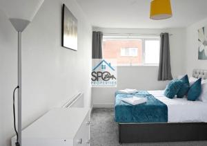 sypialnia z łóżkiem z niebieskim kocem w obiekcie Modern 3BR Home-6 Guests-Business-Families-Netflix-Free Parking & WiFi w mieście Pontnewydd