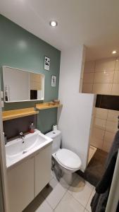 ein Badezimmer mit einer weißen Toilette und einem Waschbecken in der Unterkunft Studio du 104 in Saint-Jean-de-Monts + 43 Fotos