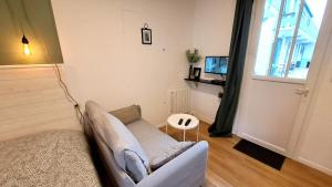 ein Wohnzimmer mit einem Sofa und einem Fenster in der Unterkunft Studio du 104 in Saint-Jean-de-Monts