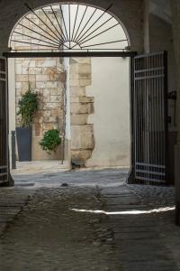 un ingresso a un edificio con cancello aperto di Dimora cAmelia a Lucera