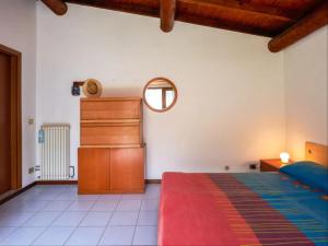 - une chambre avec un lit, une commode et un miroir dans l'établissement Casa Lucia, à Claino