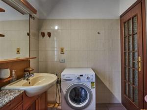 La salle de bains est pourvue d'un lave-linge et d'un lavabo. dans l'établissement Casa Lucia, à Claino