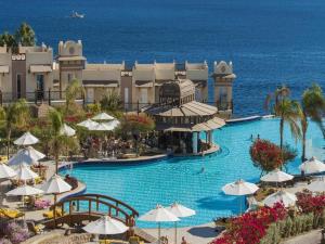 een resort met een groot zwembad aan de oceaan bij Concorde El Salam Sharm El Shiekh in Sharm El Sheikh