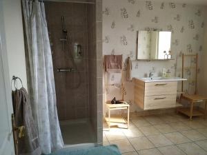 La salle de bains est pourvue d'une douche et d'un lavabo. dans l'établissement Les Bienfaits d'Harmonium, à La Chapelle-Gaudin