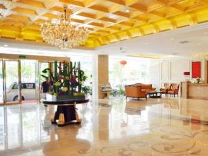um átrio com um lustre e uma sala de estar em Chang An Hotel em Shenzhen