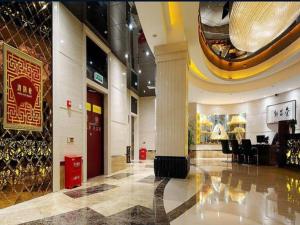 un vestíbulo de un centro comercial con mucho vino en Fuzhou Xin Zi Yang Hotel, en Fuzhou