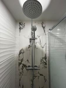 Een badkamer bij Élégante Maison d'Hôte Neuve