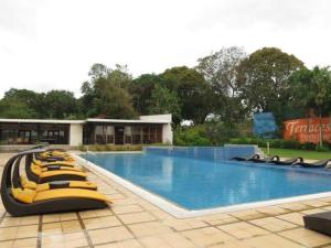 una gran piscina con balsas amarillas frente a un edificio en Pontefino Hotel and Residences en Dilao