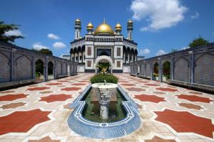 una moschea con una fontana nel mezzo di un cortile di The Rizqun International Hotel a Kampong Gadong