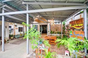 un patio avec une table et des plantes dans l'établissement Boracay Breeze Hotel, à Boracay