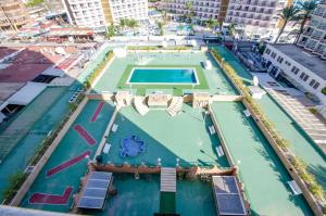 vista aerea su una piscina in un resort di SOL 7 Levante Beach a Benidorm