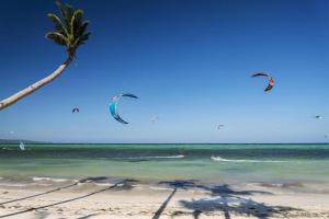 Un groupe de gens volant des cerfs-volants sur la plage dans l'établissement Boracay Breeze Hotel, à Boracay