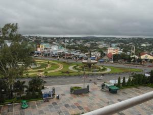 Blick auf eine Stadt mit Park und Straße in der Unterkunft HAGL Hotel Gia Lai in Pleiku