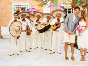 un gruppo di uomini vestiti di bianco con strumenti da gioco di Excellence Riviera Cancun All Inclusive - Adults Only a Puerto Morelos