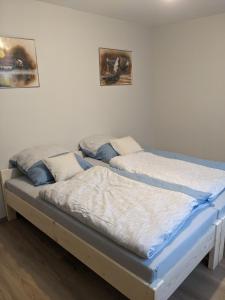 2 Betten nebeneinander in einem Zimmer in der Unterkunft Rigel Rooms in Piotrków Trybunalski