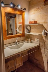La salle de bains est pourvue d'un lavabo et d'un miroir. dans l'établissement Sa Carrotja - Adults Only, à Ses Salines