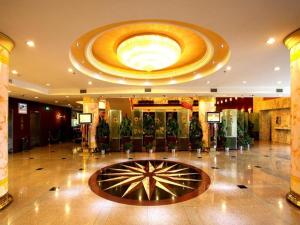 eine Lobby mit einem großen Zimmer mit einer großen Decke in der Unterkunft Beijing Hepingli Hotel in Peking