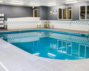 duży basen z niebieską wodą w pokoju w obiekcie Quality Inn & Suites w mieście Sturgeon Bay