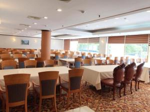 a large room filled with tables and chairs at Lake Hills Sokrisan Hotel in Boeun